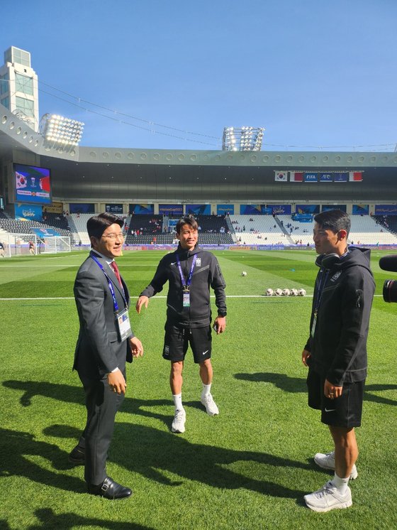 그라운드에서 대표팀 동료였던 김진수(가운데), 황희찬(오른쪽)과 담소를 나누는 박주호. 사진 모빅글로벌 매니지먼트