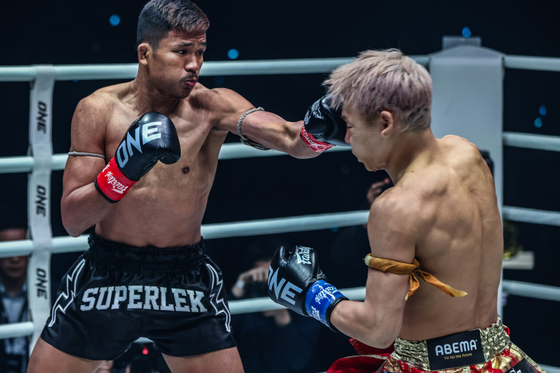 Superlek Kiatmoo9, left, fights Takeru Segawa. [ONE]