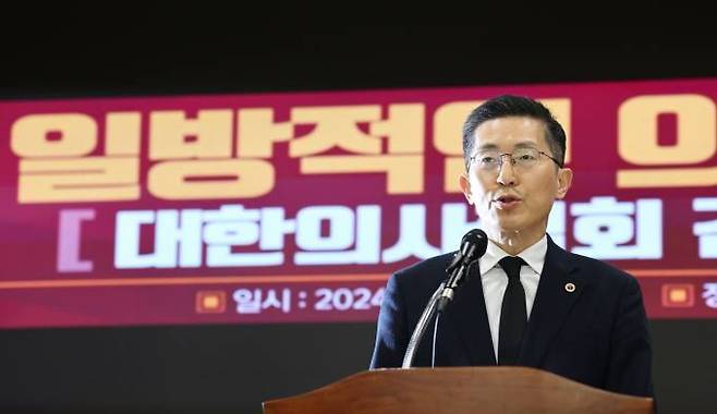 이필수 대한의사협회장이 6일 오전 서울 용산구 대한의사협회회관에서 긴급 기자회견을 열고 입장문을 발표하고 있다. 연합뉴스