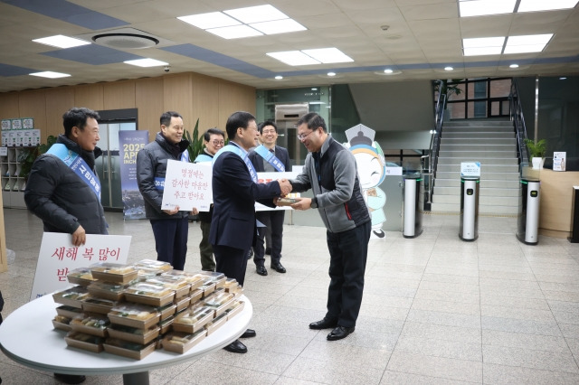 조동암 iH 사장이 김길식 마케팅처장에게 청렴 캠페인 기념 떡을 전달하고 있다. iH 제공