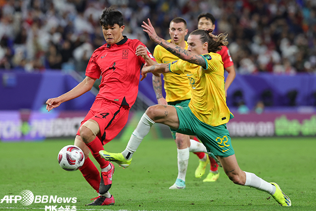 김민재(4번)가 제18회 AFC 아시안컵 8강전 호주 공격 시도를 차단하고 있다. 사진=AFPBBNews=News1