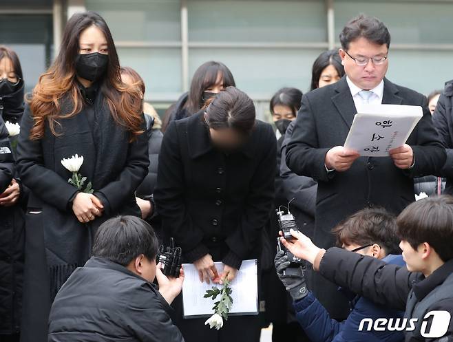 웹툰작가 주호민의 아들을 학대한 혐의로 1심에서 벌금 200만원의 선고유예 판결을 받은 특수교사 A씨가 6일 오전 경기 수원시 영통구 수원지방법원에서 기자회견을 마친 뒤 인사하고 있다. /2024.02.06. /뉴스1