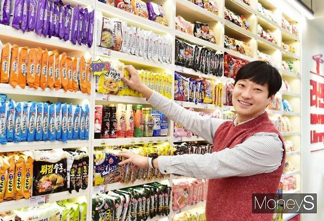 황보 MD가 '라면 라이브러리'(CU 홍대상상점)의 주역이다. /사진=임한별 기자