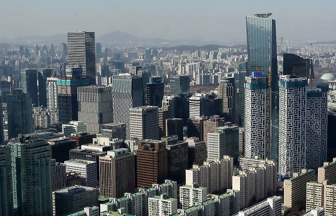 올해 서울 주요 권역 오피스 시장에선 견고한 수요가 지속되는 한편 임대차 활동은 제한적일 것으로 보인다. 지난해 서울 A급 오피스 시장 순흡수면적은 전년 대비 약 20% 줄어든 7만7670㎡를 기록했다. 순흡수면적이란 신규 임차 면적에서 신규 공실을 뺀 값이다./사진=뉴스1