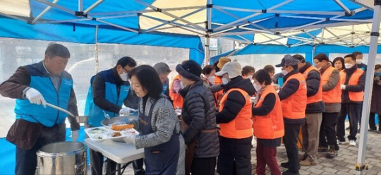 SCL설 떡국봉사 SCL후원으로 진행된 설 사랑의 떡국 나눔 행사 모습