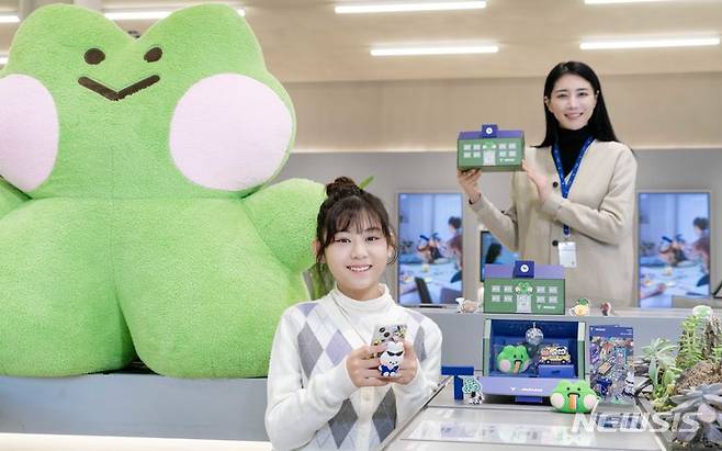 [서울=뉴시스]SK텔레콤은 새 학기를 맞이해 청소년 층에 인기있는 아이폰13 미니를 구매하는 고객들에게 '라인프렌즈 미니니' 액세서리 패키지를 제공한다고 6일 밝혔다. (사진=SK텔레콤 제공)