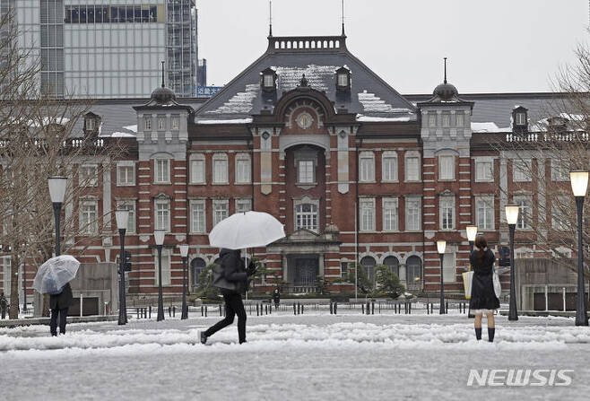 [도쿄=AP/뉴시스]일본 도쿄 지역에 폭설이 내린 지 하루 만인 6일 시내 거리가 눈으로 덮여 있다. 2024.02.06.