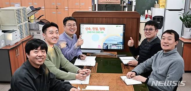 [여주=뉴시스] 허가과 주무관들.(여주시 제공) photo@newsis.com *재판매 및 DB 금지