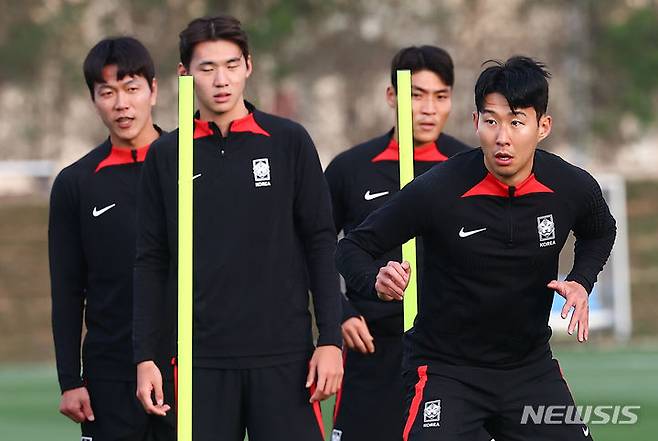 [도하(카타르)=뉴시스] 김근수 기자 = 대한민국 축구 국가대표팀 손흥민(오른쪽)이 5일(현지시간) 카타르 도하 알에글라 트레이닝 센터에서 훈련을 하고 있다. 2024.02.05. ks@newsis.com