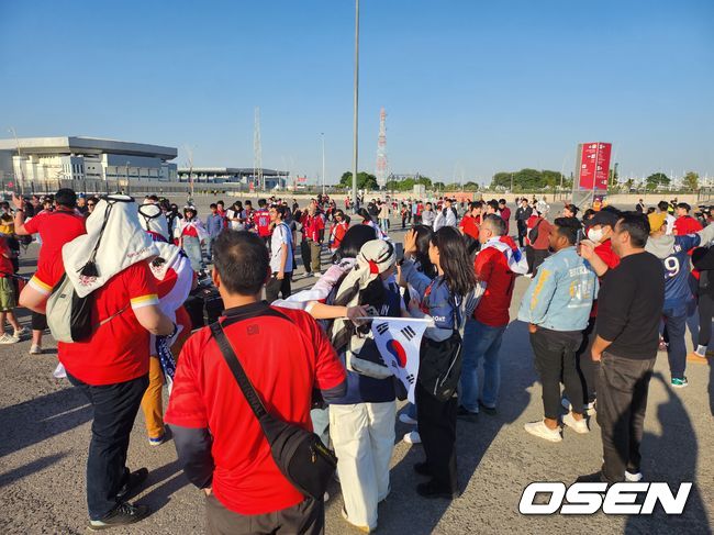 [OSEN=아흐마드 빈 알리 스타디움, 고성환 기자] 장외 응원을 펼치고 있는 붉은 악마.