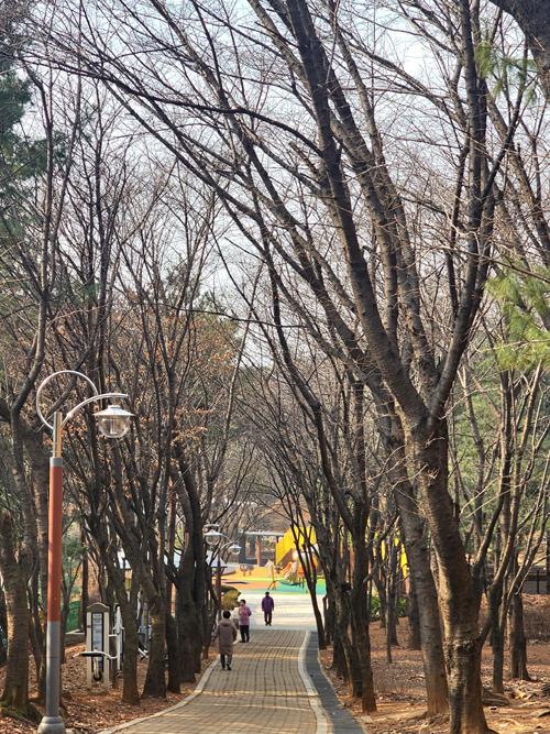 어린이놀이터가 정비된 고리울가로공원에서 시민들이 산책을 즐기고 있다.