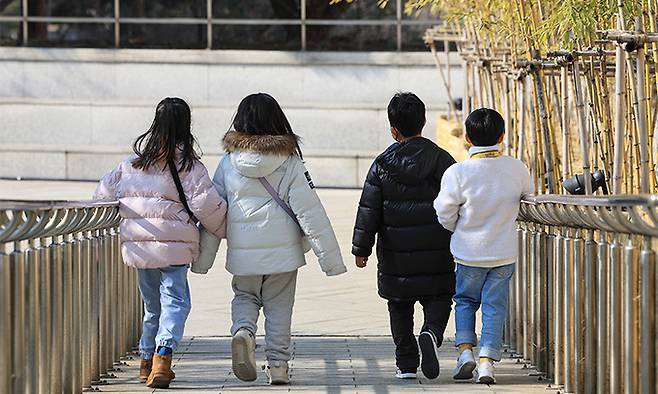 지난 1월 31일 서울 용산구 국립중앙박물관을 찾은 어린이들이 손을 잡고 걸어가고 있다. 저출생이 심화하면서 최근 10년 새 우리나라 18세 미만 아동 인구가 200만명 넘게 줄었다. 연합뉴스