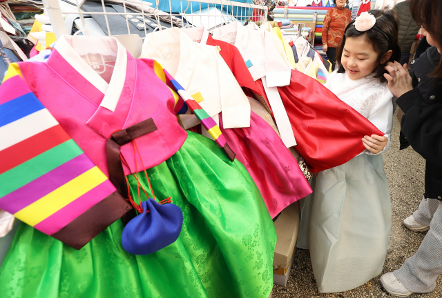대구 중구 서문시장 한복상가에서 한 어린이가 설빔을 사고 있다. 연합뉴스