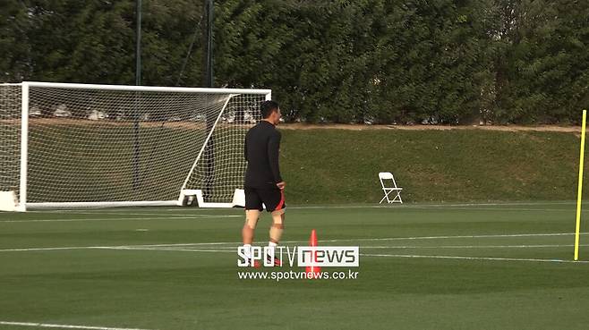 ▲ 한국은 7일 오전 0시(한국시간) 카타르 알 라이안 아흐메드 빈 알리 스타디움에서 2023 아시아축구연맹(AFC) 아시안컵 4강전을 치른다. 결승전 티켓을 놓고 겨룰 상대는 조별리그에서 만났던 복병 요르단이다. 황희찬은 양쪽 허벅지에 붕대를 감고 투혼을 준비하고 있다