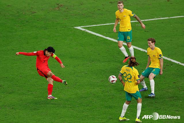 공격에 집중하는 손흥민(왼쪽). /AFPBBNews=뉴스1