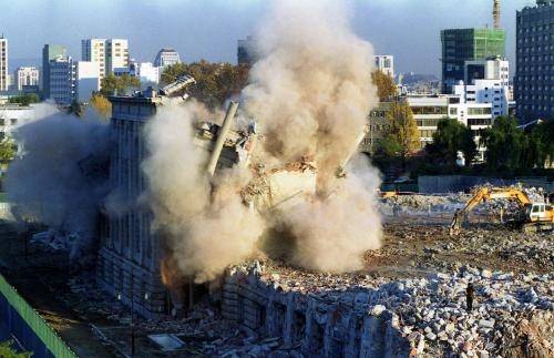 1996년 철거되는 구 조선총독부 청사 건물 / 정준모 제공