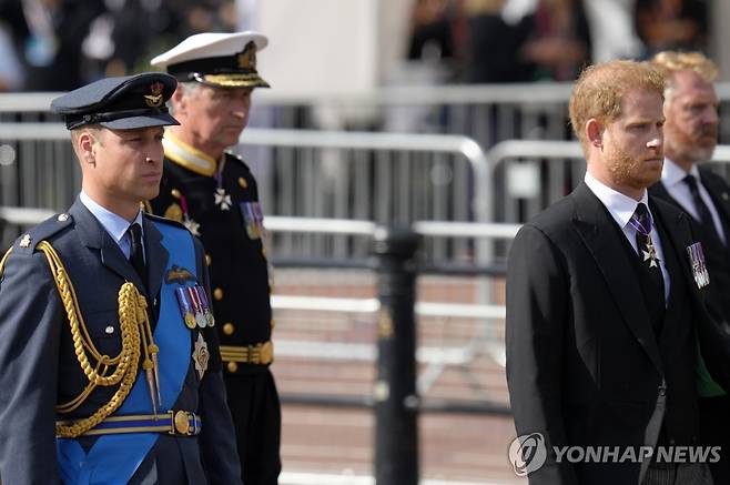2022년 9월 엘리자베스 2세 여왕 장례행렬을 따르고 있던 윌리엄 왕세자(왼쪽부터)와 찰스 3세,해리 왕자. [AP=연합뉴스 자료사진]