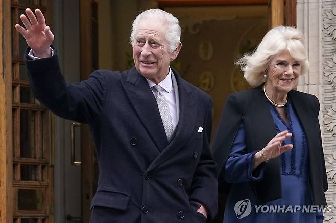 암 진단 받은 英 찰스 3세 (런던 AP=연합뉴스) 5일(현지시간) 암 진단을 받은 것으로 알려진 영국 찰스 3세 국왕(75)이 지난달 29일 런던 시내 병원을 나서면서 커밀라 왕비와 함께 손을 흔들고 있다. 영국 왕실은 찰스 3세 국왕이 지난주 전립선 비대증 치료 중 암이 발견돼 5일부터 치료를 시작했다고 밝혔다. 2024.02.06 passion@yna.co.kr