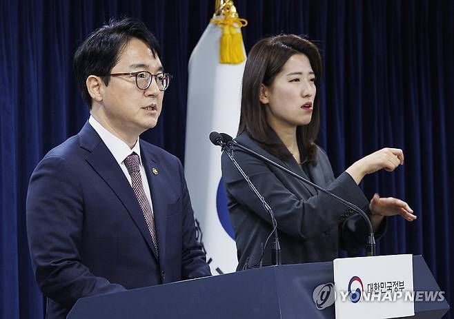 심우정 법무부 장관 대행, 설 특별사면 발표 (서울=연합뉴스) 황광모 기자 = 법무부 장관 대행인 심우정 차관이 6일 오전 서울 종로구 정부서울청사에서 2024년 설 특별사면을 발표하고 있다. 2024.2.6 hkmpooh@yna.co.kr