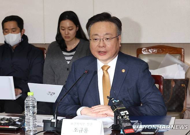 의대 정원 확대 결정할 보건 의료정책심의위 개회 (서울=연합뉴스) 최재구 기자 = 조규홍 보건복지부 장관이 6일 오후 서울 종로구 정부서울청사에서 열린 2024년 제1차 보건 의료정책심의위원회에 참석해 의대 정원 확대와 관련한 발언을 하고 있다.
  2024.2.6 jjaeck9@yna.co.kr