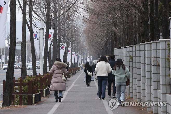 흐린 출근길 아침 [연합뉴스 자료사진]