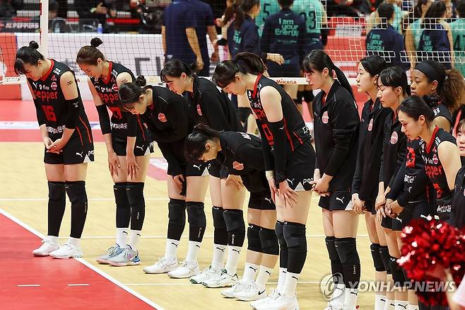 '고개 숙인 페퍼저축은행' 최다 연패 타이기록 (광주=연합뉴스) 조남수 기자 = 6일 광주 서구 페퍼스타디움에서 열린 프로배구 V리그 여자부 페퍼저축은행과 GS칼텍스의 경기. 세트스코어 2-3으로 패하며 20연패 단일 시즌 최다 연패 타이를 기록한 페퍼저축은행 선수들이 팬들에게 고개 숙여 인사하고 있다. 2024.2.6 iso64@yna.co.kr