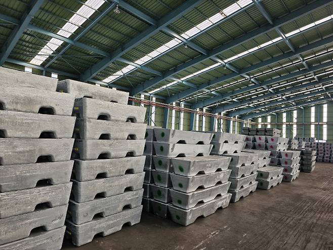 울산 울주군 고려아연 온산제련소에서 생산된 제품들이 물류창고에 쌓여 있다.(사진=김은경 기자)