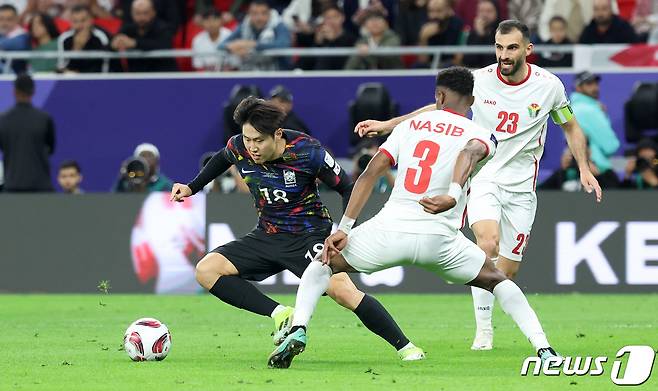 대한민국 이강인이 6일(현지시간) 카타르 알라이얀 아흐메드 빈 알리 스타디움에서 열린 2023 아시아축구연맹(AFC) 카타르 아시안컵 준결승 요르단과 대한민국의 경기에서 돌파하고 있다. 2024.2.7/뉴스1 ⓒ News1 김성진 기자