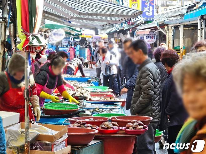 설 명절을 사흘 앞둔 7일 마산어시장을 찾은 시민들이 어물전을 둘러보고 있다. 2024.2.7 ⓒ 뉴스1 박민석 기자