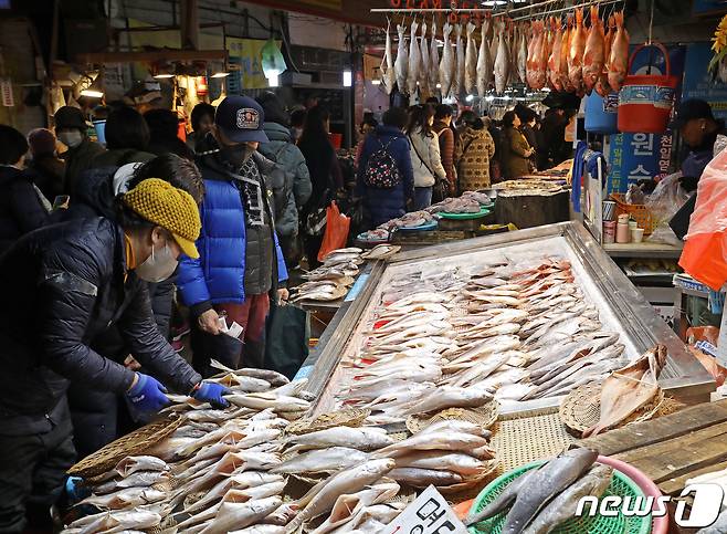 설 명절 연휴를 앞둔 6일 오후 부산 부산진구 부전시장을 찾은 시민들이 제수용품을 구입하고 있다. 2024.2.6/뉴스1 ⓒ News1 윤일지 기자