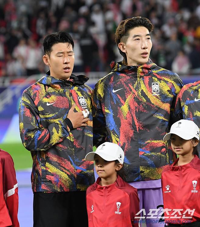 6일(현지시간) 카타르 알라이얀 아흐마드 빈 알리 스타디움에서 열린 2023 아시아축구연맹(AFC) 카타르 아시안컵 4강전 대한민국과 요르단의 경기. 손흥민, 조현우가 애국가를 제창하고 있다. 알라이얀(카타르)=박재만 기자 pjm@sportschosun.com/2023.02.06/
