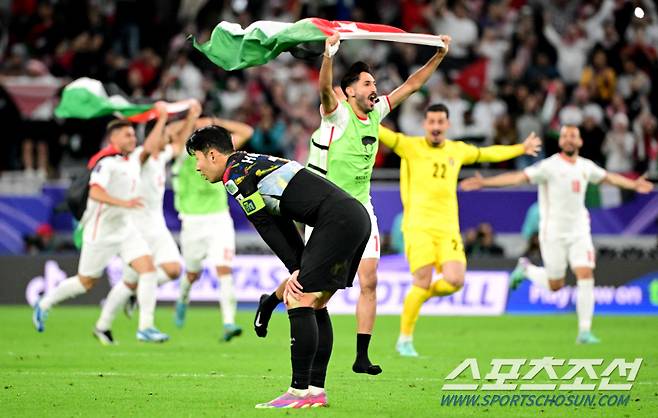 6일(현지시간) 카타르 알라이얀 아흐마드 빈 알리 스타디움에서 열린 2023 아시아축구연맹(AFC) 카타르 아시안컵 4강전 대한민국과 요르단의 경기. 대한민국 손흥민이 경기에서 패한 뒤 아쉬워하고 있다. 알라이얀(카타르)=박재만 기자 pjm@sportschosun.com/2023.02.06/