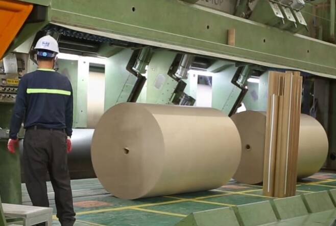 제지공장에서 주원료인 펄프를 사용해 종이를 생산하고 있다.(사진=한국제지연합회)