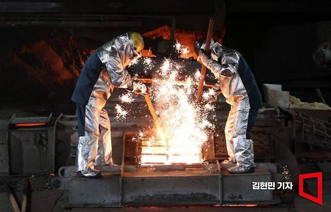 포스코 포항제철소 2고로에서 작업자가 원활한 출선이 이뤄지도록 탕도(쇳물이 지나가는 길) 정리를 하는 모습. 사진=김현민·강진형 기자 kimhyun81@