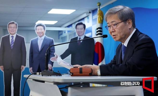 임혁백 민주당 공직선거후보자추천관리위원회 위원장이 6일 서울 여의도 중앙당사에서 1차 경선지역 후보자를 발표하고 있다. 앞서 공관위는 지난달 31일부터 전날(5일)까지 엿새간 면접을 진행했다. 사진=김현민 기자 kimhyun81@