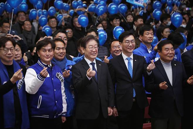 이재명 대표가 지난 5일 오후 광주 서구 김대중컨벤션센터에서 열린 더불어민주당 광주·전남 '사람과 미래' 콘서트에서 참석자들과 총선 승리를 다짐하며 기념사진을 찍고 있다. 2024.2.5/뉴스1