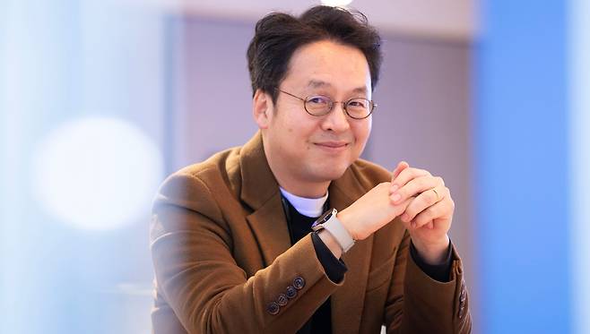 '조국 저격수'로 불리는 이준우 여의도연구원 기획위원이 6일 오후 서울 여의도 국회 인근 한 카페에서 본지와 인터뷰하고 있다. 이 위원은 7일 '그는 그날 머리를 쓸어넘기지 않았다'를 펴냈다. /박상훈 기자