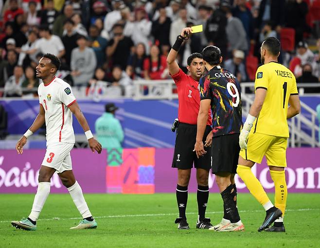 7일(한국시각) 카타르 알라이얀 아흐마드 빈 알리 스타디움에서 열린 2023 아시아축구연맹(AFC) 카타르 아시안컵 4강전 대한민국과 요르단의 경기. 모하마드 압둘라 하산 주심이 조규성에게 경고를 주고 있다. /스포츠조선 박재만 기자