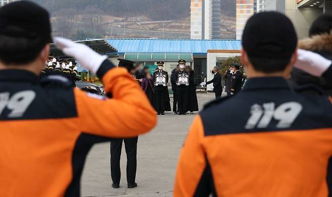 故 김수광 소방장과 故 박수훈 소방교의 영결식이 열린 3일 오전 영결식에 앞서 고인들의 직장인 경북 문경소방서에서 운구 행렬이 이어지고 있다. ⓒ연합뉴스