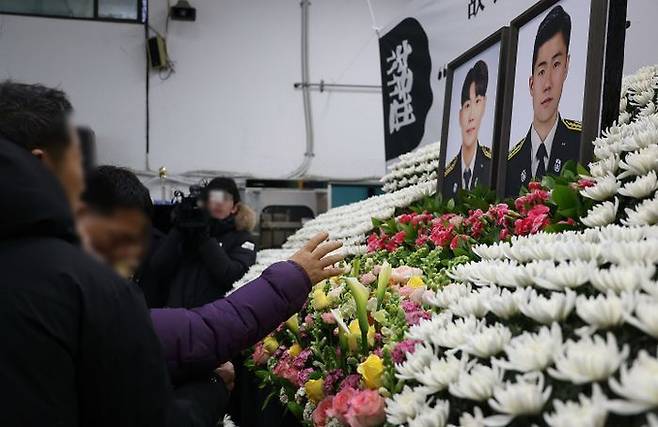 故 김수광 소방장과 故 박수훈 소방교의 영결식이 열린 3일 오전 영결식에 앞서 고인들의 직장인 경북 문경소방서를 찾은 유족들이 영정 사진을 바라보고 있다. ⓒ연합뉴스