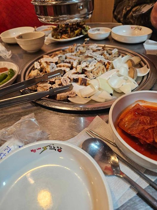 A 씨가 공유한 흑오겹살 서비스 사진. 군 관련 페이스북 채널 ‘육군훈련소 대신 전해드립니다’(육대전) 캡처