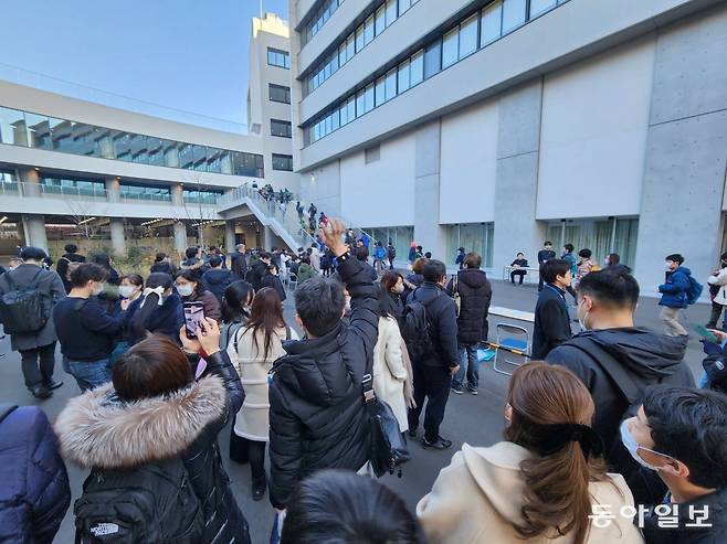 1일 입학시험을 치른 일본 도쿄 가이세이중학교에서 학부모들이 시험을 보러 고사장에 입실하는 초6 수험생 자녀를 응원하고 있다. 
일본에서는 명문 사립 중학교에 들어가기 위해 입시 준비에 나서는 초등학생이 매년 늘어나며 과열 양상을 빚고 있다. 도쿄=이상훈 
특파원 sanghun@donga.com