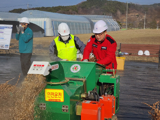 산림청은 7일 전북 진안군농업기술센터 일원에서 농촌진흥청, 진안군, 농협 등 관계 기관과 함께 민·관 합동 '영농부산물 파쇄지원단 발대식'을 가졌다. 임상섭 산림청 차장이 영농부산물 파쇄 시연을 하고 있다.



산림청 제공