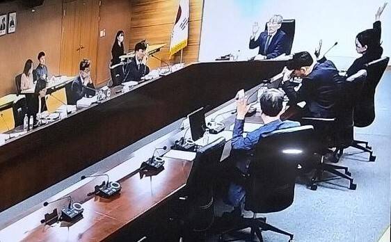 지난해 5월24일 열린 진실·화해를위한과거사정리위원회(진실화해위) 제55차 전체위원회에서 베트남 하미 학살 사건 조사 건 각하를 표결하는 모습. 김광동 위원장(가운데)과 여당 추천 위원들이 각하 찬성의 뜻으로 손을 들고 있다. 김 위원장 오른쪽부터 시계방향으로 이옥남 상임위원, 차기환·장영수 비상임위원. 진실화해위 전체위원회 방청 화면 캡처