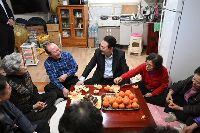 윤석열 대통령이 설을 앞두고 7일 서울 강북구에 위치한 미등록 경로당을 방문해 어르신들과 환담하고 있다. 대통령실 제공