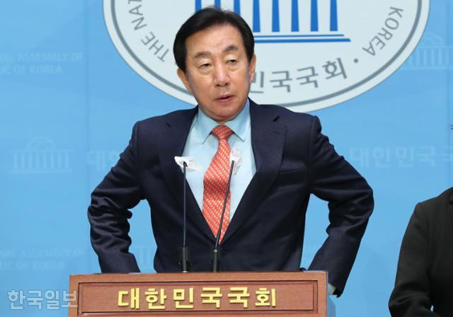 국민의힘 공천관리위원회가 4·10 총선 공천 신청자 중 29명을 부적격 기준에 따라 공천 심사에서 원천 배제하기로 한 가운데 자유한국당(국민의힘 전신) 원내대표를 지낸 김성태 전 의원이 7일 국회 소통관에서 공관위의 결정에 반발하는 기자회견을 하고 있다. 고영권 기자