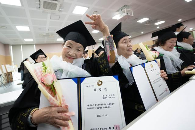 서울 영등포구 늘푸름학교에서 2023학년도 졸업식이 열린 7일 만학도 졸업생이 졸업장을 자랑스럽게 들어 보이고 있다. 이한호 기자