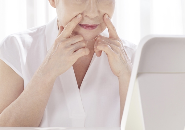 빨대로 음료를 자주 마시거나 옆으로 누워 자는 습관 등은 팔자주름을 유발할 수 있어 주의해야 한다./사진=클립아트코리아