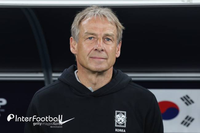 &nbsp;[사진=게티이미지]&nbsp;위르겐 클린스만이 이끄는 대한민국 축구 국가대표팀(FIFA 랭킹 23위)은 6일 오후 6시(이하 현지시간) 카타르 알라이얀에 위치한 아흐메드 빈 알리 스타디움에서 열린 2023 아시아 축구연맹(AFC) 아시안컵 준결승에서 요르단(FIFA 랭킹 87위)에 0-2로 패했다. 요르단은 사상 첫 4강에 이어 사상 첫 결승에 올라, 사상 첫 우승을 노린다. 한국은 64년 만의 우승 도전을 4강에서 끝내게 됐다.&nbsp;