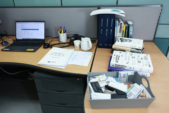 HD현대중공업에서 한달째 근무 중인 울산시청 공무원 송연주 단장의 책상. 사진 HD현대중공업